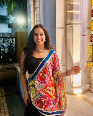 Aditi Singh Khatri Instagram - u over everything >