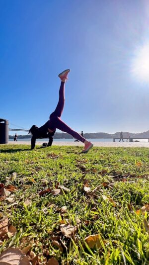 Adriane Garcia Instagram - Equilibrar a mente é uma jornada, não um destino. ✨

Muitas vezes, achamos que um remédio ou algumas sessões de terapia já bastam para estarmos “curadas”. Mas a verdade é que cuidar da saúde emocional exige tempo, paciência e constância.

Existem 4 pilares essenciais para a saúde emocional, mas todos eles têm algo em comum: uma base sólida chamada mindfulness – ou atenção plena. Sem essa prática, fica difícil sustentar os outros pilares:

1️⃣ Regulação emocional – aprender a lidar com nossas emoções e não ser dominada por elas.
2️⃣ Tolerância ao mal-estar – desenvolver resiliência diante de situações desafiadoras e estressantes.
3️⃣ Eficácia interpessoal – saber comunicar nossas necessidades e sentimentos de forma clara e assertiva.
4️⃣ Autogestão – cuidar de nós mesmas, desde tarefas simples, como manter uma rotina saudável, até respeitar nossos limites e prioridades.

A minha rotina de autocuidado é o que me mantém alinhada e com a saúde mental em equilíbrio. Ela inclui:
✔️ Exercícios físicos
✔️ Sono de qualidade
✔️ Boa alimentação
✔️ Momentos com a família
✔️ Suplementação adequada
✔️ Conexões sociais reais
✔️ Contato com a natureza

E você? Como tem cuidado da sua mente e do seu coração ultimamente? Vamos juntas nessa jornada! 🌸