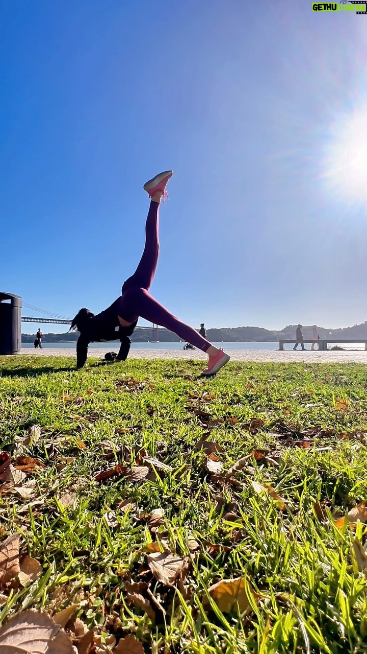Adriane Garcia - 39 Likes - Equilibrar a mente é uma jornada, não um destino. ✨
Muitas vezes, achamos que um remédio ou algumas sessões de terapia já bastam para estarmos “curadas”. Mas a verdade é que cuidar da saúde emocional exige tempo, paciência e constância.
Existem 4 pilares essenciais para a saúde emocional, mas todos eles têm algo em comum: uma base sólida chamada mindfulness – ou atenção plena. Sem essa prática, fica difícil sustentar os outros pilares:
1️⃣ Regulação emocional – aprender a lidar com nossas emoções e não ser dominada por elas.
2️⃣ Tolerância ao mal-estar – desenvolver resiliência diante de situações desafiadoras e estressantes.
3️⃣ Eficácia interpessoal – saber comunicar nossas necessidades e sentimentos de forma clara e assertiva.
4️⃣ Autogestão – cuidar de nós mesmas, desde tarefas simples, como manter uma rotina saudável, até respeitar nossos limites e prioridades.
A minha rotina de autocuidado é o que me mantém alinhada e com a saúde mental em equilíbrio. Ela inclui:
✔️ Exercícios físicos
✔️ Sono de qualidade
✔️ Boa alimentação
✔️ Momentos com a família
✔️ Suplementação adequada
✔️ Conexões sociais reais
✔️ Contato com a natureza
E você? Como tem cuidado da sua mente e do seu coração ultimamente? Vamos juntas nessa jornada! 🌸