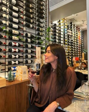 Adriane Garcia Instagram - Fui conhecer o @salottodivinolisboa um restaurante super cozy em Lisboa com autentica comida italiana sem falar na divina garrafeira do espaço ! Recomendo muito para quem quiser um almoço ou jantar bem agradável com ambiente bem intimista, acolhedor e comida deliciosa. Certamente voltarei para repetir 🥰😋