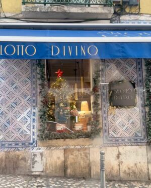 Adriane Garcia Instagram - Fui conhecer o @salottodivinolisboa um restaurante super cozy em Lisboa com autentica comida italiana sem falar na divina garrafeira do espaço ! Recomendo muito para quem quiser um almoço ou jantar bem agradável com ambiente bem intimista, acolhedor e comida deliciosa. Certamente voltarei para repetir 🥰😋