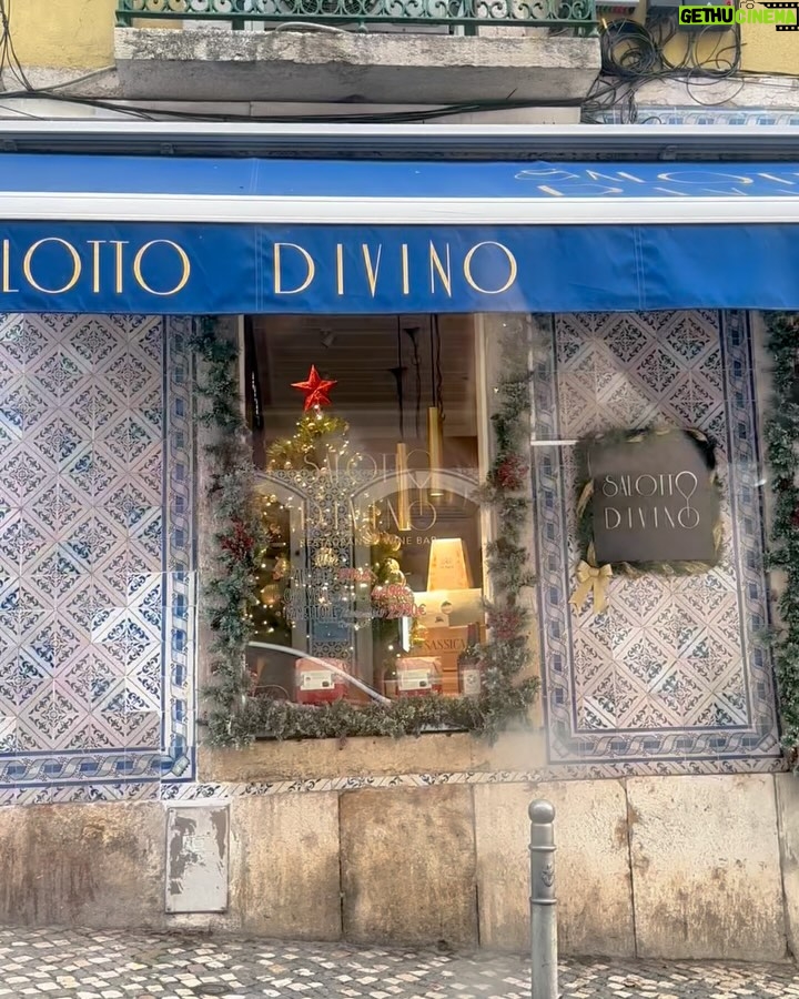 Adriane Garcia - 111 Likes - Fui conhecer o @salottodivinolisboa um restaurante super cozy em Lisboa com autentica comida italiana sem falar na divina garrafeira do espaço ! Recomendo muito para quem quiser um almoço ou jantar bem agradável com ambiente bem intimista, acolhedor e comida deliciosa. Certamente voltarei para repetir 🥰😋