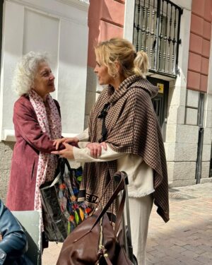 Ainhoa Arteta Instagram - Mi Admirada Marisa guardo un recuerdo imborrable de las veces que hemos compartido momentos , una mujer Maravillosa admiradora  al Máximo del ARTE …. Me quedo pendiente un café …. Ahora nos tomaremos muchos pues siempre te pensaré cuando esté sola tomando algo …. Y estarás conmigo  DEP