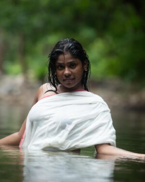 Aishwarya Vadivu Instagram - Masathila moonu porukanum pothuvaga 🫶🏼😊🔥

Antha nillava tha na kaila pidicha en rasavukaga ❤️💋 

#instagram #instagood #instaphoto #instalike #instadaily #instatravel #photooftheday #photography #photo #photographer #photoshoot #outdoor #outdoorphotography #portraitphotography