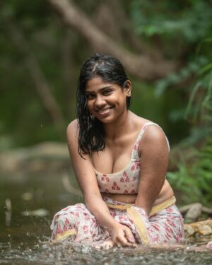 Aishwarya Vadivu Instagram - The way I flaunt myself as the way am 🫶🏻
I adore myself as the way am 🤗
#modeling #model #asethetic #bodypositive #body #flaunt #love #loveyourself #selfcare#outdoor #outdoorshoot #portrait
