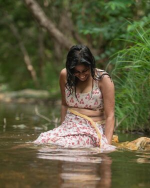 Aishwarya Vadivu Instagram - The way I flaunt myself as the way am 🫶🏻
I adore myself as the way am 🤗
#modeling #model #asethetic #bodypositive #body #flaunt #love #loveyourself #selfcare#outdoor #outdoorshoot #portrait