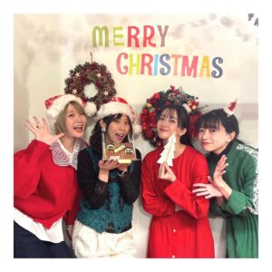 Akane Hirose Instagram - 🎄Merry Christmas🎅🎄
クリスマスパーティー＆誕生日お祝いしてもらって、最高に楽しいクリスマスを過ごしました！
サウナも旅行もご飯も遊園地もいっぱい行こうね！ 
@harami_piano @haruyama_555 @hanaiyuki 

そして制作の合間にメンバーと焼肉！

大好きなおともだちからたくさんお祝いしてもらえて幸せすぎる12月🎂
@fuzuzu @__315run 

みんないつもありがとう❤️