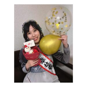 Akane Hirose Instagram - 本日、誕生日を迎えました🎂
沢山のあたたかいお祝いメッセージ、本当にありがとうございます！毎年感動しながら読んでいるよ！

今年の誕生日はMISAのお家でメンバー達がお祝いしてくれました！

私の大好物のご飯やケーキなどをいっぱい準備してくれて、みんなからお花とネックレスをプレゼントしてもらえて。本当に嬉しいなぁ。一生大切にするね！

クリスマスブーケも25日まで枯らさず大切に飾る🎄

メンバーとゆっくり過ごす誕生日、とても幸せでした☺︎

常に目標と夢をもち続けて、BAND-MAIDと応援してくれるみんなと共に、叶えていけるように頑張ります！

これからもよろしくお願いします！！