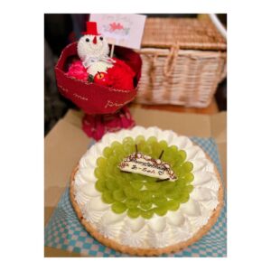 Akane Hirose Instagram - 本日、誕生日を迎えました🎂
沢山のあたたかいお祝いメッセージ、本当にありがとうございます！毎年感動しながら読んでいるよ！

今年の誕生日はMISAのお家でメンバー達がお祝いしてくれました！

私の大好物のご飯やケーキなどをいっぱい準備してくれて、みんなからお花とネックレスをプレゼントしてもらえて。本当に嬉しいなぁ。一生大切にするね！

クリスマスブーケも25日まで枯らさず大切に飾る🎄

メンバーとゆっくり過ごす誕生日、とても幸せでした☺︎

常に目標と夢をもち続けて、BAND-MAIDと応援してくれるみんなと共に、叶えていけるように頑張ります！

これからもよろしくお願いします！！