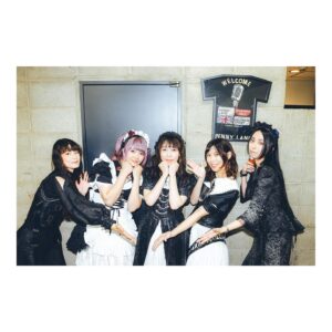 Akane Hirose Instagram - BAND-MAID番外編お給仕

2024.10.5@福岡BEAT STATION
(produced by MISA&AKANE)
Photo by YUKI KATSUMURA

2024.10.20@札幌PENNY LANE24
(produced by KANAMI&MIKU)
Photo by Hana @m25flower 

初のリズム隊＆ギタリストチームプロデュースお給仕！

リズム隊プロデュースの福岡は、ベースとドラムが目立つ曲と私達が好きな曲を中心に。
MISAと2人でセトリやベードラセッション考えるのが新鮮で最高に楽しかったです！

ギタリストチームプロデュースの札幌も、2人らしいセトリで楽しかった！BPM速い〜笑

またやりたいね☺︎
