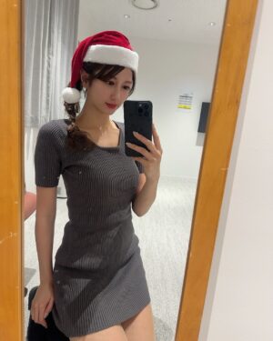 Akane Takiyama Instagram - みなさん、メリークリスマスイブ🎄❤️‍🔥

私は一足お先に仕事でサンタさんに🤶

では、素敵なクリスマスイブをお過ごしください✨

(昨日の生放送はギリギリまで帽子だけにしようと思ってましたが
覚悟決めました。笑)