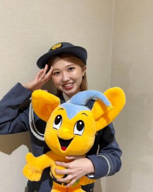 Akari Takeuchi Instagram - 蒲田警察署一日署長やらせて頂きました！👮
沢山の方が来てくださり嬉しかったです☺️
素敵な制服を着させて頂けて幸せです✨
貴重な経験をさせて頂きありがとうございました！！
最近凄く増えてると言う闇バイトには気をつけて下さい！！！！

こちらのピーポくんは我が家の警備をお願いしたいと思います✌️

#蒲田警察署
#一日署長