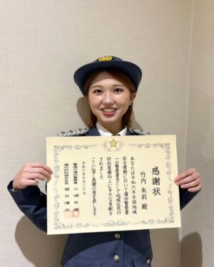 Akari Takeuchi Instagram - 蒲田警察署一日署長やらせて頂きました！👮
沢山の方が来てくださり嬉しかったです☺️
素敵な制服を着させて頂けて幸せです✨
貴重な経験をさせて頂きありがとうございました！！
最近凄く増えてると言う闇バイトには気をつけて下さい！！！！

こちらのピーポくんは我が家の警備をお願いしたいと思います✌️

#蒲田警察署
#一日署長