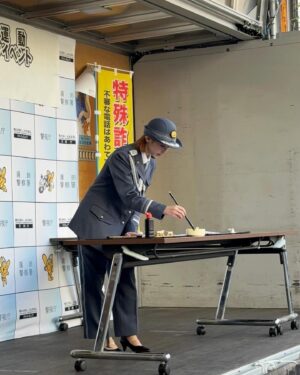 Akari Takeuchi Instagram - 蒲田警察署一日署長やらせて頂きました！👮
沢山の方が来てくださり嬉しかったです☺️
素敵な制服を着させて頂けて幸せです✨
貴重な経験をさせて頂きありがとうございました！！
最近凄く増えてると言う闇バイトには気をつけて下さい！！！！

こちらのピーポくんは我が家の警備をお願いしたいと思います✌️

#蒲田警察署
#一日署長