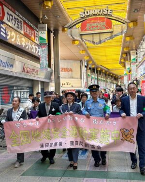 Akari Takeuchi Instagram - 蒲田警察署一日署長やらせて頂きました！👮
沢山の方が来てくださり嬉しかったです☺️
素敵な制服を着させて頂けて幸せです✨
貴重な経験をさせて頂きありがとうございました！！
最近凄く増えてると言う闇バイトには気をつけて下さい！！！！

こちらのピーポくんは我が家の警備をお願いしたいと思います✌️

#蒲田警察署
#一日署長