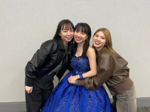 Akari Takeuchi Instagram - あゆみん卒業おめでとう！！！
13年間お疲れ様でした👏👏
大好きな友達は昨日世界で1番輝いていました🕺✨
あゆみんの圧倒的な存在感や昔と変わらない笑顔に何度も心を動かされました☺️✨
笑って泣いて本当にあっという間のLIVEで楽しかった！！！

最高にかっこよかったよー！！！！🤝
ゆっくり休んでね🐣💙