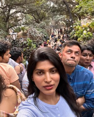 Akshaya Shetty Instagram - Photo dump from #dange (Hindi)/ #por (Tamil), directed by @bejoynambiar , is out today! @tseriesfilms it was a memorable experience shooting for this film. Met some wonderful people in the process @nair.soumia , @sharan.actor  @saivainika @surjyasikhadas @arvindjanakiraman @keshav.lokwani @jeeva_subramaniam.offl , @purpleplum17, @actorvinodsagar - you all made it feel like home. Thank you, Team Dange. 🙂🙏🌹 #dange #por #bejoynambiar #bollywoodfilm #bilingualfilm #shootlife #akshayashetty