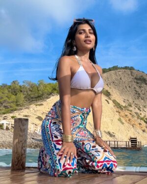 Akshaya Shetty Instagram - With the sun so bright
Walking side by side
Let me tell you that nothing ever felt so right
And with the sky so blue
A feeling in my heart strings grew
It was then I knew that I would fall in love with you #ibiza