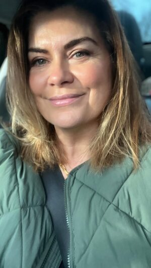 Amanda Lamb Instagram - Merry Christmas every single one of you gorgeous people from a very thankful woman…. I’m downing screens and signing off until the new year. Time for a complete rest and reset…I wish you all a joyful and peaceful Christmas and a year that will be our best yet ❤️❤️❤️