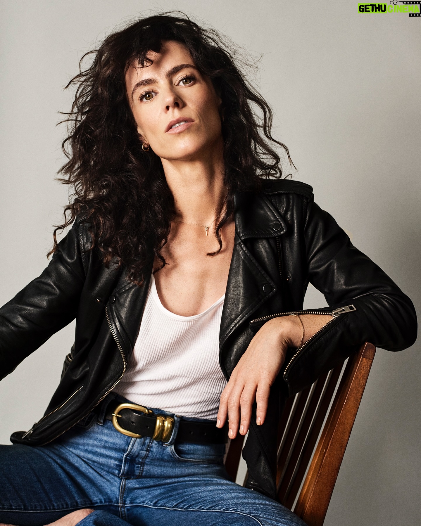 Amy Manson - 1.7K Likes - Cheeky lil shoot with the super talented
@christopherjeney 📸
I feel honoured to be at the fore of your adventure bud ✨💫
@clementineohara 🌟