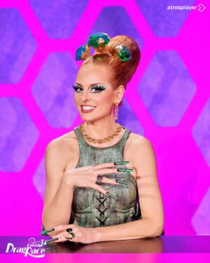 Ana Locking Instagram - Amigassss!!! 🤏
Que emoción!!! Hoy concluye esta maravillosa temporada llena de homenajes, admiración, libertad, sueños y pasión hacia el único camino posible, la búsqueda de la felicidad.
Esta temporada de @dragracees la voy a llevar bien guardada entre mis mejores recuerdos!!! 💞💓💞

Gracias a todas las reinas de esta temporada de #DragRace por vuestra entrega, talento y generosidad! Un OVAH final con mucho amor para todas vosotras! 🌟🫰👑🫰🌟 
Y mucha suerte a nuestras increíbles 4 finalistas @vittuchloe @laninyadelantro @jesuislecoco @vampirashian 

Gracias a mi GRAN familia #Drag a la que adoro y admiro! ✨💖✨ @soyambrossi @supremmedeluxe & @javviercalvo 
Sois las mejores compañeras de viaje! 
😘🐿

Y sobre todo gracias al increíble equipo que hacen que este sueño se haga realidad!!! All of U are the best! 💎🔝💎@buendiaestudios @atresplayer @wowpresentsplus 

Gran Final hoy a las 8PM en @atresplayer y @wowpresentsplus (worldwide)

#Dragstapronto ! 👋

…

👗 TotalLook: #AnaLocking
🐰 Headdress: @Rafa_Peinador
💍 Jewelry: @swarovski @piazzacom 
💄 Makeup: @evagameromasso
💇‍♀️ Hair: @crisantoblanco 
💅🏻 Nails: #AnaLocking
📷 Fotos: @mista.studio 

#AllPowerToTheDrag
✊💄👑

🏁

#DragRaceSpain #DragRaceEs #DragRace #JavierAmbrossi #SupremmeDeluxe #JavierCalvo 
@shanilasanta @porca_theclubkid @ditadubois @kellypassa_ @miss_khristo @angelitagram @meguiyei @itsmarianastars