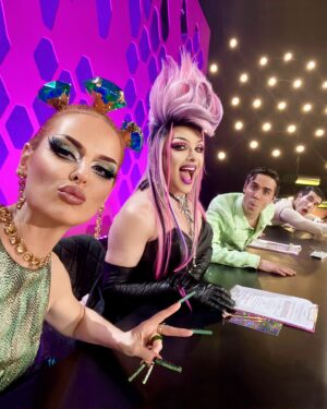 Ana Locking Instagram - Amigassss!!! 🤏
Que emoción!!! Hoy concluye esta maravillosa temporada llena de homenajes, admiración, libertad, sueños y pasión hacia el único camino posible, la búsqueda de la felicidad.
Esta temporada de @dragracees la voy a llevar bien guardada entre mis mejores recuerdos!!! 💞💓💞

Gracias a todas las reinas de esta temporada de #DragRace por vuestra entrega, talento y generosidad! Un OVAH final con mucho amor para todas vosotras! 🌟🫰👑🫰🌟 
Y mucha suerte a nuestras increíbles 4 finalistas @vittuchloe @laninyadelantro @jesuislecoco @vampirashian 

Gracias a mi GRAN familia #Drag a la que adoro y admiro! ✨💖✨ @soyambrossi @supremmedeluxe & @javviercalvo 
Sois las mejores compañeras de viaje! 
😘🐿

Y sobre todo gracias al increíble equipo que hacen que este sueño se haga realidad!!! All of U are the best! 💎🔝💎@buendiaestudios @atresplayer @wowpresentsplus 

Gran Final hoy a las 8PM en @atresplayer y @wowpresentsplus (worldwide)

#Dragstapronto ! 👋

…

👗 TotalLook: #AnaLocking
🐰 Headdress: @Rafa_Peinador
💍 Jewelry: @swarovski @piazzacom 
💄 Makeup: @evagameromasso
💇‍♀️ Hair: @crisantoblanco 
💅🏻 Nails: #AnaLocking
📷 Fotos: @mista.studio 

#AllPowerToTheDrag
✊💄👑

🏁

#DragRaceSpain #DragRaceEs #DragRace #JavierAmbrossi #SupremmeDeluxe #JavierCalvo 
@shanilasanta @porca_theclubkid @ditadubois @kellypassa_ @miss_khristo @angelitagram @meguiyei @itsmarianastars