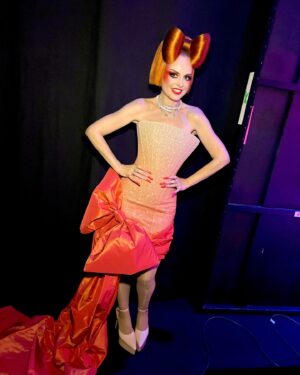 Ana Locking Instagram - Amigaaasss!!! Que esto se termina!!!

Hoy llegamos a la GRAN GRAN FINAL de esta impresionante e inolvidable 4ª temporada de @dragracees 🫶🫰🫶
No tengo palabras para expresar la energía, la conexión y el sentimiento de comunidad que todxs hemos vivido en esta final en vivo con público. 💓

Un sentimiento de emoción y constatación 
de que todxs fuimos felices, y en esta ocasión más que nunca comprendimos que una de las partes más especiales del drag es crear un hermoso espacio para entender el mensaje de nuestras reinas como artistas. 

Nuestras doce reinas nos han enseñado como crear caminos y vínculos desde donde llevar la resistencia del Drag a la cultura dominante, y desde allí emocionarnos y aprender a saborear los momentos de felicidad que ellas nos ofrecen con su gran talento.

Nuestras tres finalistas @vittuchloe @jesuislecoco @vampirashian son sin lugar a dudas tres ganadoras absolutas de las cuales me siento tremendamente orgullosa!!! deseando ver y disfrutar de todo lo que os depara el futuro, os lo habéis ganado a pulso amigaaasss!!! Un inmenso OVAH para todasvosotras 🫰🫰🫰 os adoro!!! 😘

Y gracias a todo el increíble equipo que hace #DragRaceEs por hacer realidad este sueño de una final en vivo! All of U are the best! 💎🔝💎@buendiaestudios @atresplayer @wowpresentsplus

Gran Gran Final hoy a las 8PM en @atresplayer y @wowpresentsplus (worldwide)

#Dragstapronto ! 👋

…

👗 TotalLook: #AnaLocking
💍 Jewelry: @swarovski @piazzacom 
💄 Makeup: @gsusserranomua 
💇‍♀️ Hair: @crisantoblanco 
💅🏻 Nails: #AnaLocking
📷 Fotos: @mista.studio 

#AllPowerToTheDrag
✊💄👑

🏁

#DragRaceSpain #DragRaceEs #DragRace #JavierAmbrossi #SupremmeDeluxe #JavierCalvo 
@shanilasanta @porca_theclubkid @ditadubois @kellypassa_ @miss_khristo @angelitagram @meguiyei @itsmarianastars @laninyadelantro