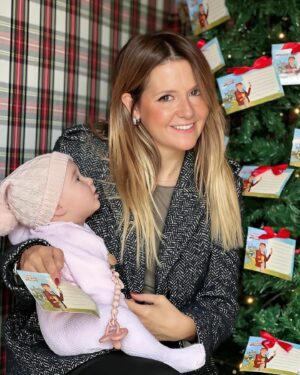 Ana Sofia Cardoso Instagram - O Natal é sempre mágico… mas visto pelos olhos das crianças é infinitamente especial ❤️
Quem mais tem “receio” que os filhos deixem de acreditar no Pai Natal?!
Ainda me lembro de quando descobri e da desilusão que senti 🥲
#natal #feliznatal #cristhmas #merrychristmas #painaltal #santa #santaclaus #obidos #vilanatalóbidos #vilanatal #papainoel #papainoeldoscorreios