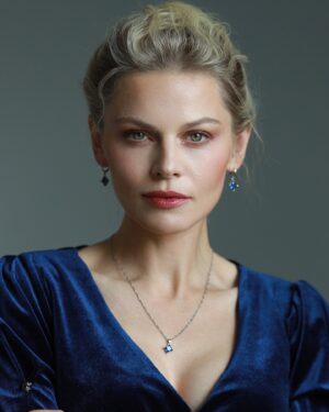 Anastasiya Stezhko Instagram - Для этого образа вдохновением были такие персонажи как Ирен Адлер из «Шерлока Холмса», Миледи из «Трех мушкетеров» ♠️

Люблю роли неоднозначные, такие что называется «с козырем в рукаве») И учитывая могу любовь к историческому материалу, подобные героини - моя цель 🎯 
Запрос в космос отправлен 😜

Photo @kipyatkova_kristina 
Mua @buffyozy 
Style @tonya_perelman