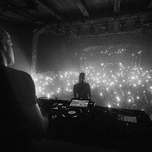 Annet Charitonova Instagram - V noci, kdyz jsme se dostali domu ze show, jsem si vypsala pocity:
Mame fakt ty nejlepsi fans na svete.
Pry jste trhli rekord pro nejhlasitejsi crowd v Roxy ever - skoro 120db ?????
Neslysim nic, ale ani nepotrebuju 🖤 sold out 🥹
Mela jsem ted par dni docela dost low days plny pochybnosti a nejistoty, naplnili jste me ale takovou laskou a energii a vsechno spatny z hlavy vymazali.
Privitali jste kazdyho hosta s takovou laskou, zpivali kazdy slovo, sdelili mi tolik krasnejch slov. 
Nemuzu bejt vic vdecna.
Nejkrasnejsi ukonceni roku, tesim se na vsechno co prinese ten dalsi 🖤
Dekuju celymu teamu za to, ze nam pomohli vytvorit takhle nadhernou show. Za me to ma vsechno. Diky dancers za neskutecnou energii, hostum, ze nas dorazili podporit, a v neposledni rade @nobodylisten za nejlepsiho partaka na stage a nejen tam 🖤