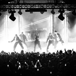 Annet Charitonova Instagram - V noci, kdyz jsme se dostali domu ze show, jsem si vypsala pocity:
Mame fakt ty nejlepsi fans na svete.
Pry jste trhli rekord pro nejhlasitejsi crowd v Roxy ever - skoro 120db ?????
Neslysim nic, ale ani nepotrebuju 🖤 sold out 🥹
Mela jsem ted par dni docela dost low days plny pochybnosti a nejistoty, naplnili jste me ale takovou laskou a energii a vsechno spatny z hlavy vymazali.
Privitali jste kazdyho hosta s takovou laskou, zpivali kazdy slovo, sdelili mi tolik krasnejch slov. 
Nemuzu bejt vic vdecna.
Nejkrasnejsi ukonceni roku, tesim se na vsechno co prinese ten dalsi 🖤
Dekuju celymu teamu za to, ze nam pomohli vytvorit takhle nadhernou show. Za me to ma vsechno. Diky dancers za neskutecnou energii, hostum, ze nas dorazili podporit, a v neposledni rade @nobodylisten za nejlepsiho partaka na stage a nejen tam 🖤