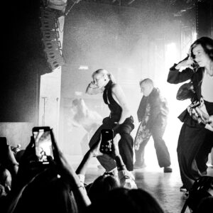 Annet Charitonova Instagram - V noci, kdyz jsme se dostali domu ze show, jsem si vypsala pocity:
Mame fakt ty nejlepsi fans na svete.
Pry jste trhli rekord pro nejhlasitejsi crowd v Roxy ever - skoro 120db ?????
Neslysim nic, ale ani nepotrebuju 🖤 sold out 🥹
Mela jsem ted par dni docela dost low days plny pochybnosti a nejistoty, naplnili jste me ale takovou laskou a energii a vsechno spatny z hlavy vymazali.
Privitali jste kazdyho hosta s takovou laskou, zpivali kazdy slovo, sdelili mi tolik krasnejch slov. 
Nemuzu bejt vic vdecna.
Nejkrasnejsi ukonceni roku, tesim se na vsechno co prinese ten dalsi 🖤
Dekuju celymu teamu za to, ze nam pomohli vytvorit takhle nadhernou show. Za me to ma vsechno. Diky dancers za neskutecnou energii, hostum, ze nas dorazili podporit, a v neposledni rade @nobodylisten za nejlepsiho partaka na stage a nejen tam 🖤