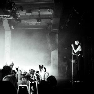 Annet Charitonova Instagram - V noci, kdyz jsme se dostali domu ze show, jsem si vypsala pocity:
Mame fakt ty nejlepsi fans na svete.
Pry jste trhli rekord pro nejhlasitejsi crowd v Roxy ever - skoro 120db ?????
Neslysim nic, ale ani nepotrebuju 🖤 sold out 🥹
Mela jsem ted par dni docela dost low days plny pochybnosti a nejistoty, naplnili jste me ale takovou laskou a energii a vsechno spatny z hlavy vymazali.
Privitali jste kazdyho hosta s takovou laskou, zpivali kazdy slovo, sdelili mi tolik krasnejch slov. 
Nemuzu bejt vic vdecna.
Nejkrasnejsi ukonceni roku, tesim se na vsechno co prinese ten dalsi 🖤
Dekuju celymu teamu za to, ze nam pomohli vytvorit takhle nadhernou show. Za me to ma vsechno. Diky dancers za neskutecnou energii, hostum, ze nas dorazili podporit, a v neposledni rade @nobodylisten za nejlepsiho partaka na stage a nejen tam 🖤