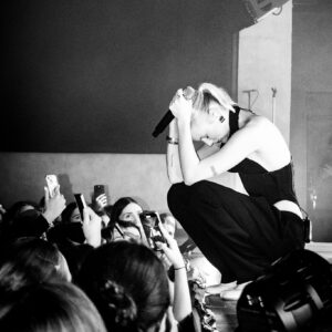 Annet Charitonova Instagram - V noci, kdyz jsme se dostali domu ze show, jsem si vypsala pocity:
Mame fakt ty nejlepsi fans na svete.
Pry jste trhli rekord pro nejhlasitejsi crowd v Roxy ever - skoro 120db ?????
Neslysim nic, ale ani nepotrebuju 🖤 sold out 🥹
Mela jsem ted par dni docela dost low days plny pochybnosti a nejistoty, naplnili jste me ale takovou laskou a energii a vsechno spatny z hlavy vymazali.
Privitali jste kazdyho hosta s takovou laskou, zpivali kazdy slovo, sdelili mi tolik krasnejch slov. 
Nemuzu bejt vic vdecna.
Nejkrasnejsi ukonceni roku, tesim se na vsechno co prinese ten dalsi 🖤
Dekuju celymu teamu za to, ze nam pomohli vytvorit takhle nadhernou show. Za me to ma vsechno. Diky dancers za neskutecnou energii, hostum, ze nas dorazili podporit, a v neposledni rade @nobodylisten za nejlepsiho partaka na stage a nejen tam 🖤