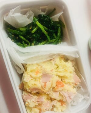Anri Instagram - 野菜切るの楽しい。

#料理 
#ほうれん草の胡麻和え 
#ポテトサラダ
#蓮根のきんぴら 
#かぼちゃの煮物 
#ぼる塾あんり