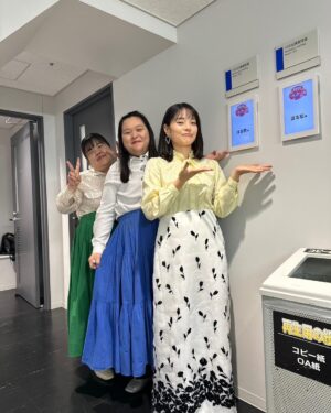 Anri Instagram - いろいろ📺👗
ありがとうございます！

◎テレビ朝日｢激レアさんを連れてきた。」
blouse @rosejapon 

◎TBS「坂上＆指原のつぶれない店」
はるちゃん @kiriyaharuka 
blouse @little_trip_to_heaven_koenji 
one-piece @lanan_select 

田辺さん
shirt @aileen_by_groggrog_vintage 
つけ襟 @un__5428 

わたし
blouse @topofthehill_koenji 
skirt @little_trip_to_heaven_koenji 

🧑‍🧑‍🧒accessory @kiki2_clothing 

◎日本テレビ「上田と女が吠える夜」
はるちゃん
tops @little_trip_to_heaven 
inner tops @big_time_shimokitazawa 

田辺さん
shirt @big_time_shimokitazawa 
skirt @flamingo_2nd 

わたし
blouse @big_time_shimokitazawa 
skirt @flamingo_2nd 

◎TBS「坂上＆指原のつぶれない店」
はるちゃん
one-piece @aileen_by_groggrog_vintage 
つけ襟 @big_time_koenji 
accessory @eclat__douceur  @karhtu_press 

田辺さん
shirt @flamingo_2nd 
accessory @nagai.kanami @karhtu_press 

わたし
shirt @little_trip_to_heaven_koenji 
skirt @little_trip_to_heaven_koenji 
accessory @mr.r0510 @karhtu_press 

◎TBS「オールスター感謝祭2024秋」
はるちゃん
setup,inner @little_trip_to_heaven_koenji

田辺さん
setup @asknowas_olaca 

わたし
shirt,skirt @little_trip_to_heaven_koenji 

◎ジロジロ有吉Ⅱ有吉ジャポン
one-piece @asknowas_olaca 

◎TBS「熱狂マニアさん！」
はるちゃん
blouse,skirt @little_trip_to_heaven 

田辺さん
shirt @topofthehill_shimokitazawa 

わたし
shirt @topofthehill_shimokitazawa 

#ぼる塾
#ぼる塾衣装