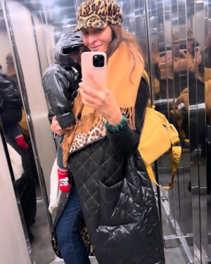 Antigone Kouloukakos Instagram - #mood Mammabear 🐻 Best Christmas with U my little big sOnshine 😍🥹🥲♥️🧿🙏🏼 #vitamia

PS. literally in two outfits from dawn till dusk. 
From shining brightly to a roaring succession. @accessfashion #gifted 

Thank you goodness for all the blessings joy and laughs 
Μανουλες όλου του κόσμου να είστε παντα καλά να χαίρεστε τα αγγελούδια σας κ να γελάτε δυνατά. 🫶🏻
