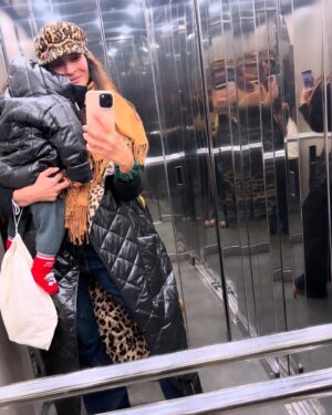 Antigone Kouloukakos Instagram - #mood Mammabear 🐻 Best Christmas with U my little big sOnshine 😍🥹🥲♥️🧿🙏🏼 #vitamia

PS. literally in two outfits from dawn till dusk. 
From shining brightly to a roaring succession. @accessfashion #gifted 

Thank you goodness for all the blessings joy and laughs 
Μανουλες όλου του κόσμου να είστε παντα καλά να χαίρεστε τα αγγελούδια σας κ να γελάτε δυνατά. 🫶🏻