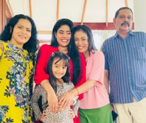 Anu Kanu Instagram - සකුනිගෙ ආදරනීය පවුල🤗❤️

TV Dearana තුලින් සෑම සතියේ දිනකම රාත්‍රි 9.00ට අපි එනවා ඔයාල ගාවට....