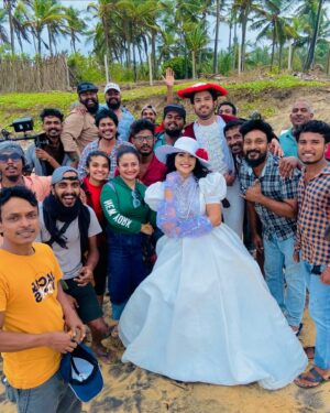 Anu Kanu Instagram - රෝස කුසුමක❤️🌹🎶
The heart races and emotions flow❤️😍

Soul stirring melody @etunesrecords full video song out now 🔥
And TvDerana Nikini Kusum Episode 218🥰

It has been an absolute pleasure working with you! @mr.dinethepaliyana 🤗
I cannot express how thankful l am to all of you@NIKINI KUSUM CREW ❤️🥰

Wearing:  @hnh_bridal_dresses ✨Thank you so much for this incredible Dress 👗