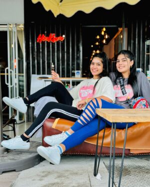 Anu Kanu Instagram - ❤️Beauty is everywhere, it just depends how you look for it and where you look for it.❤️👯‍♀️

We’re in love with this @megamartlk