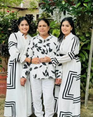 Anu Kanu Instagram - අම්මා කියන්නෙම 
නිමාවක් නැති අපූරු ප්‍රේමයක්♥️🌍

නිදුක් නීරෝගී වාසනාවන්ත සුබම සුබ උපන්දිනයක් වේවා  අම්මි!!! ❤️🌍