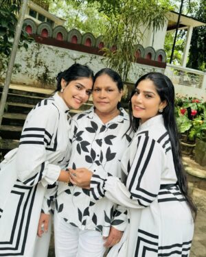 Anu Kanu Instagram - අම්මා කියන්නෙම 
නිමාවක් නැති අපූරු ප්‍රේමයක්♥️🌍

නිදුක් නීරෝගී වාසනාවන්ත සුබම සුබ උපන්දිනයක් වේවා  අම්මි!!! ❤️🌍