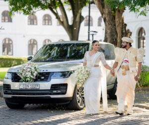 Anu Kanu Instagram - අවශ්‍ය තැනදී දැනෙන, නොවෙනස්වන ආදරය
සහෝදර බැදීම..
ජීවිතේ වැඩියෙන්ම තරහා වුනු... ♥️🙈
වැඩ්යෙන්ම යාලුවුන, ආදරණීයතම බැදීම 
සහෝදර බැදීම...
ගෙදරදී මරාගත්ත, පිටදී බලාගත්ත 
ලොව ශක්තිමත්ම බැදීම 
සහෝදර බැදීම......
හිටිගමන් එපා වෙන, කතා නොකලොත් හිතරිදෙන
ජීවත්ව සිටිනතුරු පවතින එකම බැදීම
සහෝදර බැදීම......
ආදරේයැයි නොකියා, ආදරය පමනක්ම දෙන 
සදාතනික බැදීම
සහෝදර බැදීම......

ඔබට සුභම සුබ විවාහ දිවියකට සුභ පැතුම් අක්කි & අයියා 🥰♥️💐ආදරෙයි ගොඩාක් 🥳

HMUA - @surangakash 
Wearing (Female)- @sharlikashamali 
Wearing(Male) - @kulagedara_ 
Photography- @prasanna_iroshan 
Heels - @footlooker__srilanka 

#anukanu #anushkikanuski #aktwinss #wedding #weddingday #sisters #sisterbond #love #family #everyonefollowersviewers #foryoupageシforyou #viralpage2024 #LikeFollowShare @followers