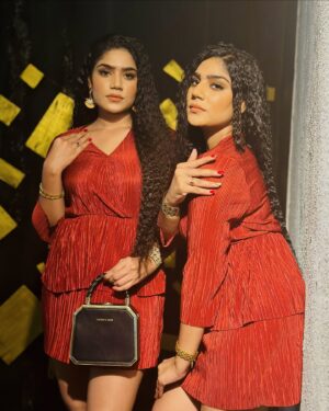 Anu Kanu Instagram - මල්ලි මොනවද කරන්නෙ??
🔴Check This Out Lovelies on සිරිල් අයියා Youtube channel😍

@sirilayya It has been an absolute pleasure working with you💙

HMUA 💄@lanka.fernando 
Nails done by💅 @beauty_nail_spa_lk
