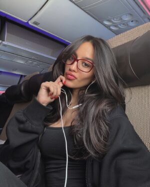 Aryaana Gandhi Instagram - outtie ✈️
