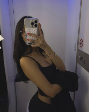 Aryaana Gandhi Instagram - outtie ✈️