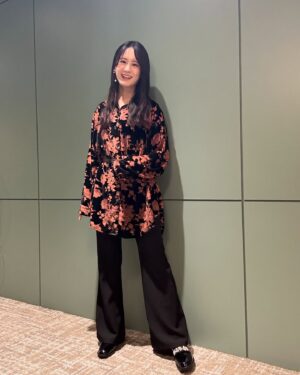 Asami Seto Instagram - ファンパレ1stアニバーサリー公式放送🎉でした！
楽しかったー！

お衣装は普段着ない感じのスタイルだったのでウキウキでした！放送では映らなかったですが、実はパンツもお靴も素敵だったのです(｀･ω･´)

ではまた！