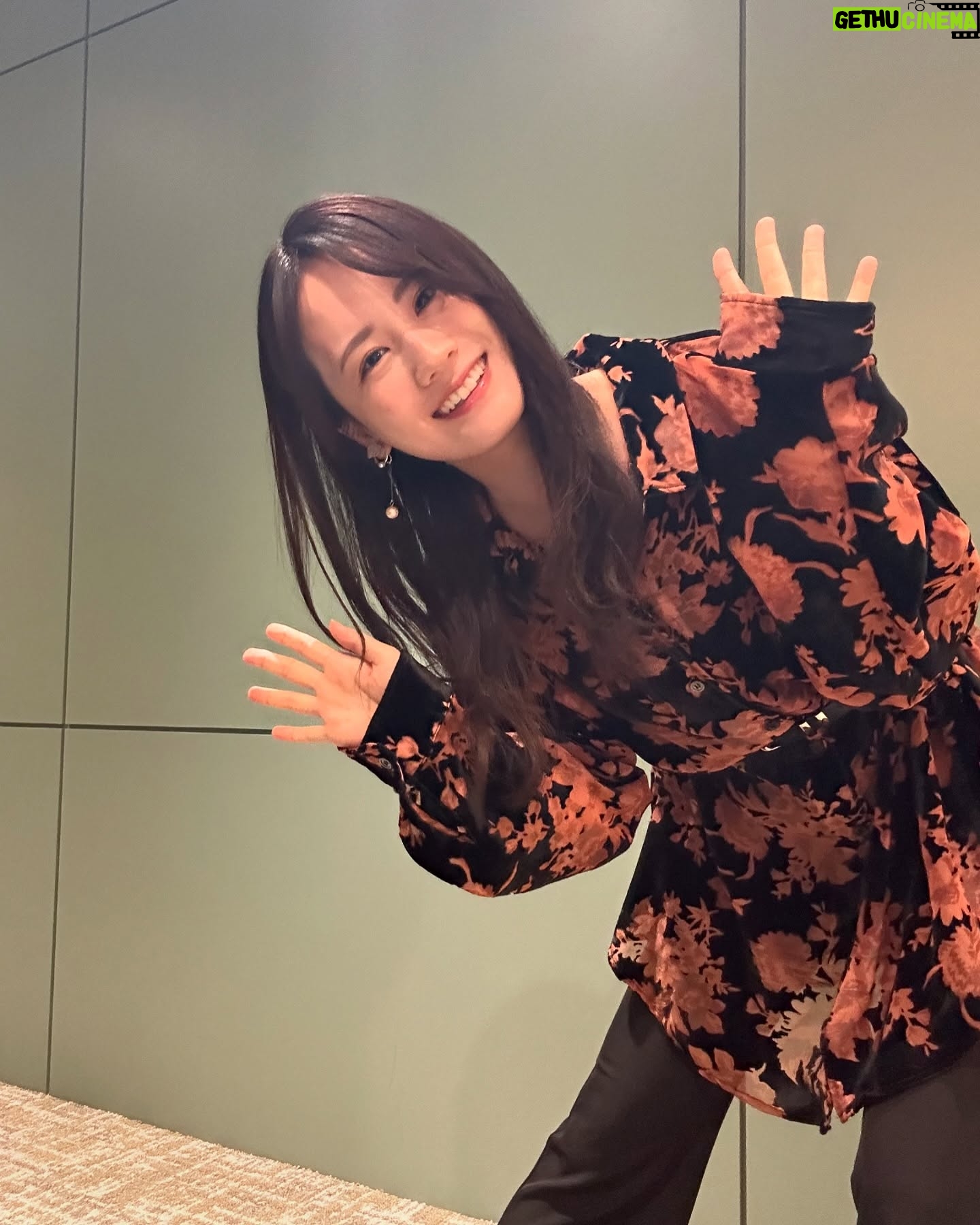 Asami Seto - 9.7K Likes - ファンパレ1stアニバーサリー公式放送🎉でした!
楽しかったー!
お衣装は普段着ない感じのスタイルだったのでウキウキでした!放送では映らなかったですが、実はパンツもお靴も素敵だったのです(`・ω・´)
ではまた!