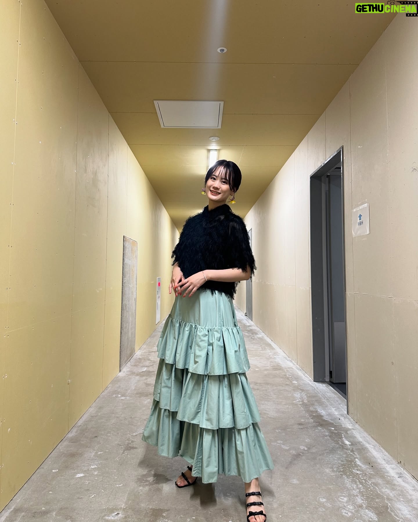 Asami Seto - 8.1K Likes - 劇場版オーバーロード聖王国編舞台挨拶でした!🎉
シズ役としてオバロファンのみなさんの前でお話しする機会って今までなかったので、たくさんお話しできて嬉しいです!先輩方のオバロへの想いも聞くことができて、貴重な時間でした😌
2枚目の写真は、青山吉能ちゃんが控え室から出てきたとき、私が写真を撮っていたことに気を使って避けようとしてくれたタイミングが激写されたもの📸!芸術的すぎて、ふたりで大爆笑😂衣装のスカートの色味が似ていたり、役柄のご縁もあって嬉しい気持ちになりました☺️
最後は劇団ナザリック🎭!